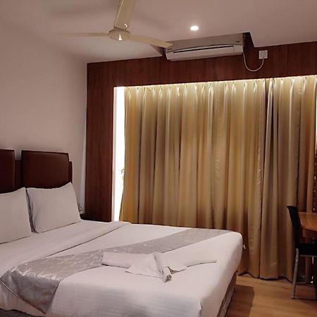 Staymaker Hotel Mohan Palace Baharampur Buitenkant foto